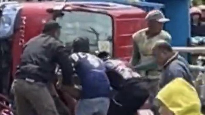 Sebuah truk bermuatan ikan di Kabupaten Luwu Utara, Sulawesi Selatan (Sulsel) terguling usai menabrak pengendara motor.