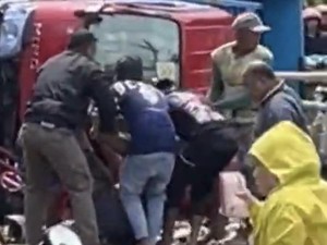 Truk Muat Ikan Terguling di Luwu Utara Usai Tabrak Pemotor, 2 Orang Luka