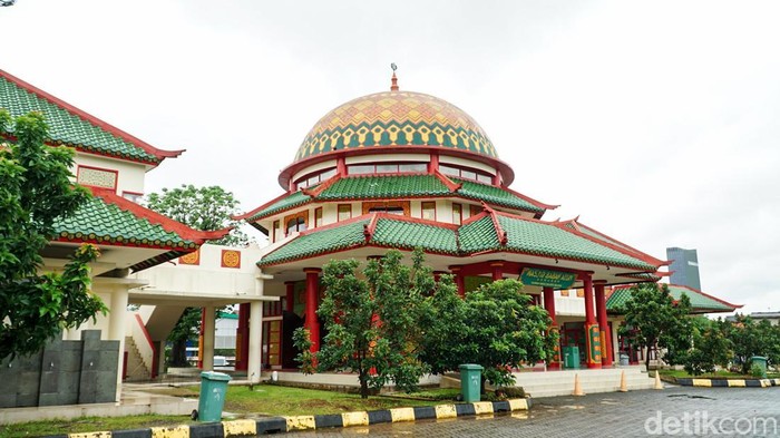 Masjid Babah Alun Desari di Cilandak tampil mencolok dengan arsitektur Tiongkok. Lokasinya di tepi Tol Desari menjadikannya tempat singgah favorit pengendara.