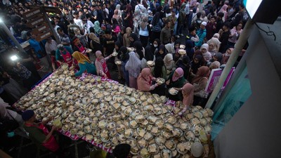 Masjid Jogokariyan Bagikan Ribuan Porsi Takjil Gratis Setiap Hari saat Ramadan