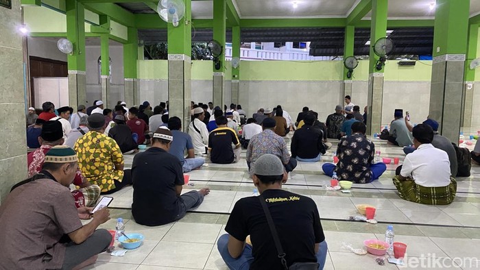 Sudah turun temurun bubur India disajikan sebagai hidangan berbuka di Masjid Pekojan Semarang. Begini nikmatnya. 