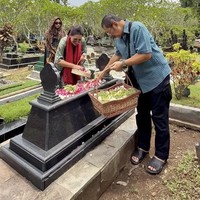 Melalui akun Instagram pribadinya Mayangsari membagikan rutinitas keluarganya jelang bulan suci Ramadhan. Salah satunya ialah dengan berkunjung ke makam orangtua. Foto: Instagram/@mayangsari_official