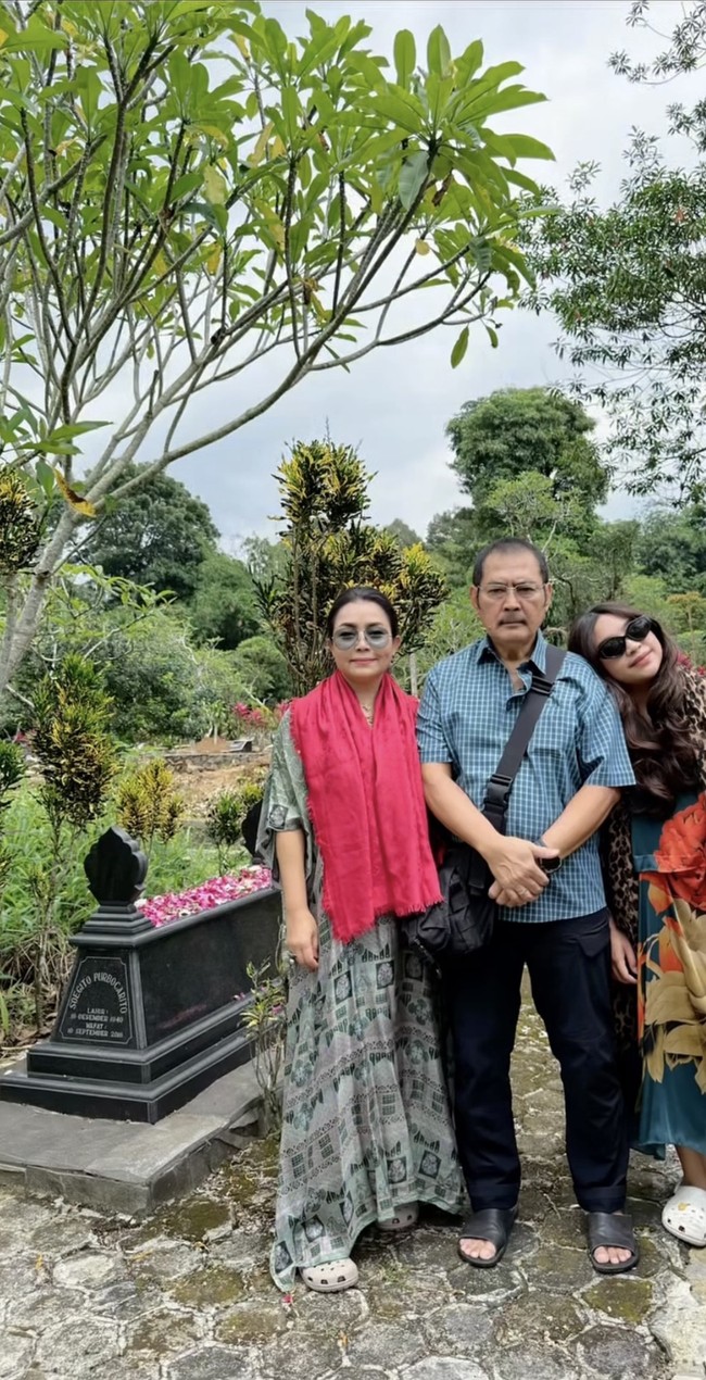 Mayang tampil kompak didampingi suami, Bambang Trihatmodjo, dan putri semata wayang mereka, Khirani. Foto: Instagram/@mayangsari_official