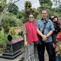 Mayang tampil kompak didampingi suami, Bambang Trihatmodjo, dan putri semata wayang mereka, Khirani. Foto: Instagram/@mayangsari_official