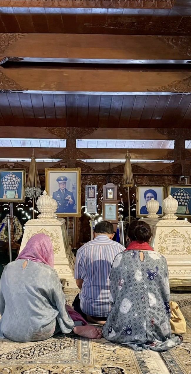 Salah satu makam yang dikunjungi Mayangsari dan keluarga ialah milik mendiang Soeharto dan istrinya, Ibu Tien. Foto: Instagram/@mayangsari_official