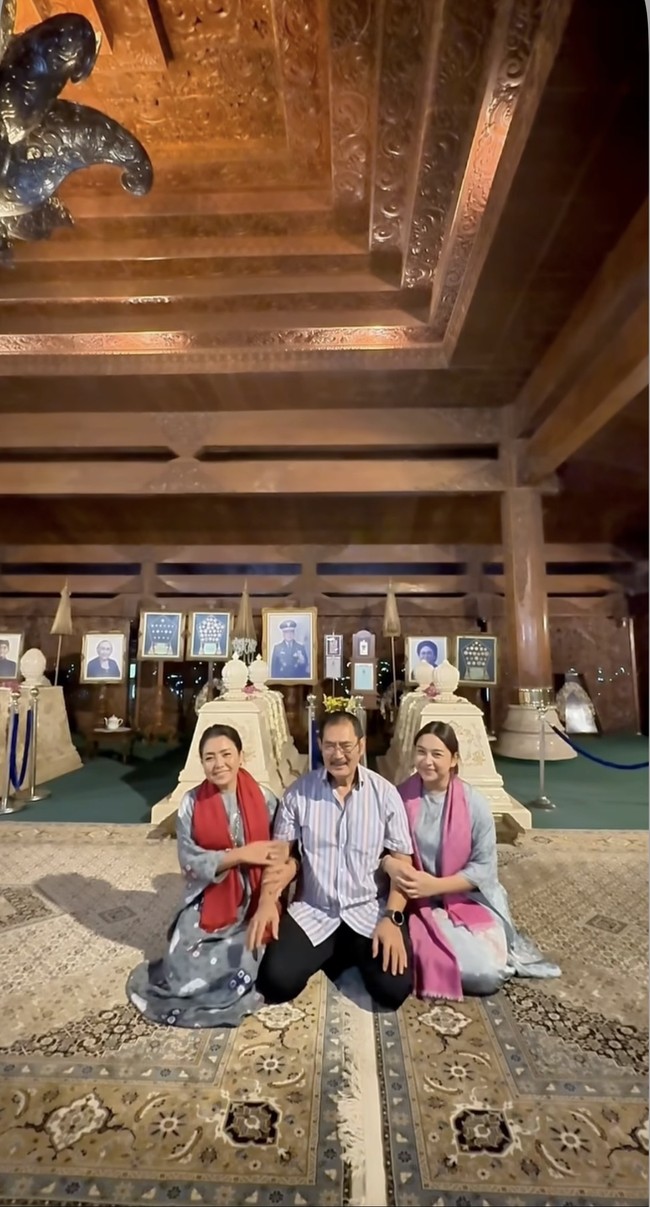 Setelah berdoa di depan makam, ketiganya kembali mengabadikan momen tersebut dengan berpose bersama. Rutinitas yg biasa d lakukan menjelang Ramadhan. Maaf lahir batin sdr2ku muslimin & muslimah d manapun berada. Selamat menyambut puasa Ramadhan, tulis Mayang di keterangan unggahannya. Foto: Instagram/@mayangsari_official