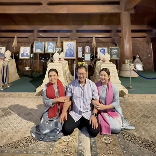 Foto Mayangsari Ziarah ke Makam Pak Harto Bareng Suami & Anak Jelang Ramadhan