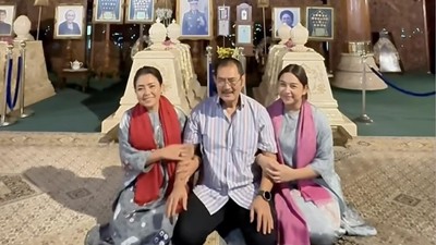 Foto Mayangsari Ziarah ke Makam Pak Harto Bareng Suami & Anak Jelang Ramadhan