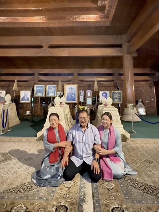 Foto Mayangsari Ziarah ke Makam Pak Harto Bareng Suami & Anak Jelang Ramadhan