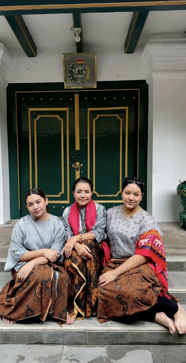 Saat berkunjung ke makam Soeharto, Mayang dan Khirani terlihat tampil kompak kenakan blouse abu-abu dan kain batik lilit berwarna coklat. Foto: Instagram/@mayangsari_official