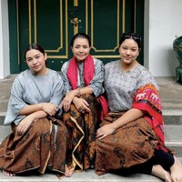 Saat berkunjung ke makam Soeharto, Mayang dan Khirani terlihat tampil kompak kenakan blouse abu-abu dan kain batik lilit berwarna coklat. Foto: Instagram/@mayangsari_official