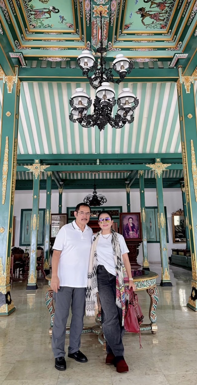 Mayang dan suaminya juga tampak berganti pakaian. Kali ini keduanya kompak tampil dengan busana putih berpadu celana panjang. Mereka juga berpose di depan makam Pak Harto dan Ibu Tien. Foto: Instagram/@mayangsari_official