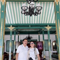 Mayang dan suaminya juga tampak berganti pakaian. Kali ini keduanya kompak tampil dengan busana putih berpadu celana panjang. Mereka juga berpose di depan makam Pak Harto dan Ibu Tien. Foto: Instagram/@mayangsari_official