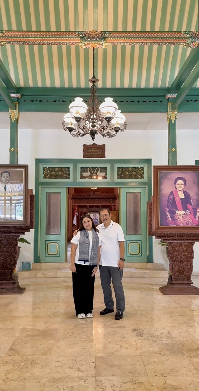 Kompak dengan keua orangtua, Khirani juga berganti pakaian mengenakan busana berwarna putih. Ia tampak memamerkan kedekatannya dengan sang ayah. Foto: Instagram/@mayangsari_official