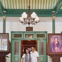 Kompak dengan keua orangtua, Khirani juga berganti pakaian mengenakan busana berwarna putih. Ia tampak memamerkan kedekatannya dengan sang ayah. Foto: Instagram/@mayangsari_official