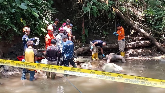 Evakuasi mayat perempuan di sungai Jalu Malang