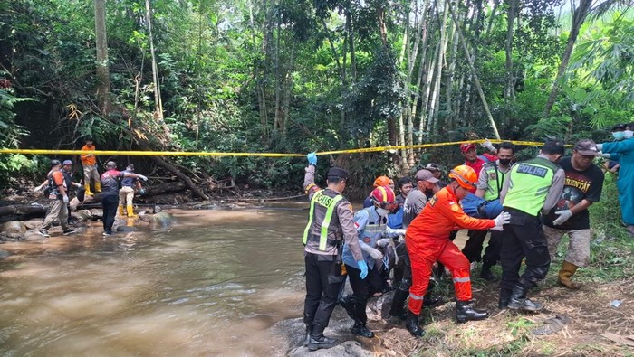 Evakuasi mayat perempuan di sungai Jalu Malang