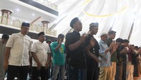 Suasana khusyuk menyelimuti Masjid Negara IKN saat jemaah mengikuti salat Tarawih perdana. Penetapan 1 Ramadan 1447 H oleh pemerintah menjadi momentum dimulainya rangkaian ibadah Ramadan di IKN. Foto: ANTARA FOTO/M Risyal Hidayat