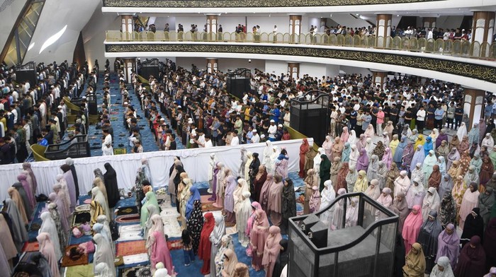 Umat Islam melaksanakan Shalat Tarawih di Masjid Negara, Ibu Kota Nusantara (IKN), Penajam Paser Utara, Kalimantan Timur, Rabu (18/2/2026). Otorita Ibu Kota Nusantara (OIKN) menyelenggarakan Shalat Tarawih perdana di Masjid Negara mengikuti penetapan pemerintah 1 Ramadhan 1447 Hijriah yang jatuh pada Kamis (19/2). ANTARA FOTO/M Risyal Hidayat/tom.