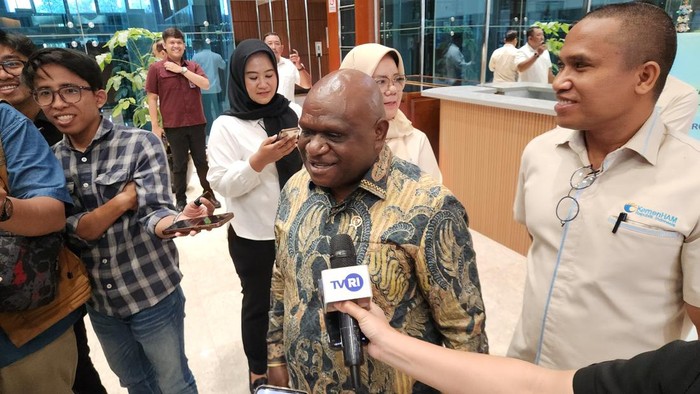 Menteri Hak Asasi Manusia (HAM) Natalius Pigai memberikan draf RUU Masyarakat Adat ke Baleg DPR, Kamis (19/2/2026). Dalam penyerahan draf tersebut, didiskusikan juga masukan dari Kemenham.