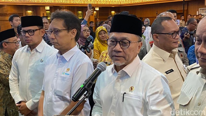 Menko Pangan Zulhas saat rakor MBG di Surabaya