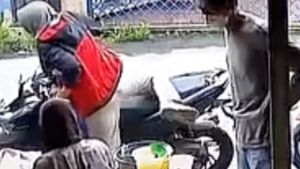 Video: Pria Nyamar Pembeli Gasak Uang Nenek Penjual Nasi Uduk di Bekasi