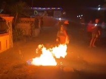 2 Pelaku Curanmor Dihajar Warga Jombang Usai Diintai-Motornya Dibakar