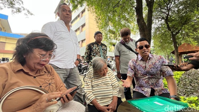 Nenek Elina dan pengacaranya, Wellem Mintardja saat ditemui di Polda Jatim
