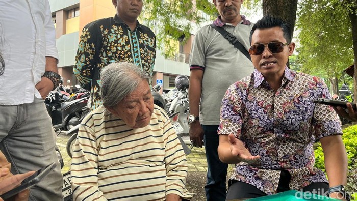 Nenek Elina dan pengacaranya, Wellem Mintardja saat ditemui di Polda Jatim