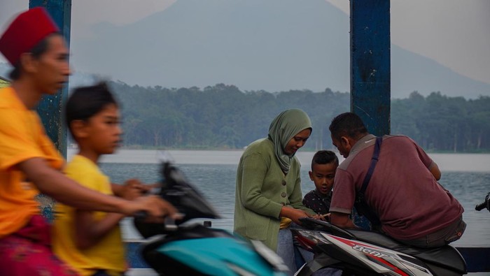Warga menunggu waktu berbuka puasa di danau Ranu Klakah, Desa Tegalrandu, Kecamatan Klakah, Lumajang, Jawa Timur, Kamis (19/2/2026). Danau seluas 22 hektare yang terbentuk alami dari letusan Gunung Lemongan dengan pemandangan alam berpadu latar gunung tersebut dijadikan salah satu tempat menunggu waktu berbuka bagi warga setempat. ANTARA FOTO/Irfan Sumanjaya