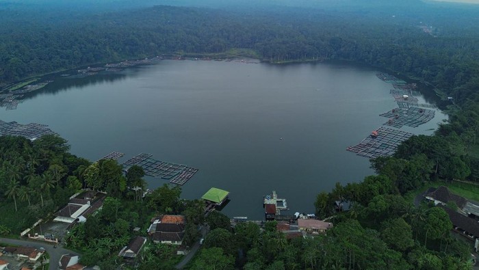Warga menunggu waktu berbuka puasa di danau Ranu Klakah, Desa Tegalrandu, Kecamatan Klakah, Lumajang, Jawa Timur, Kamis (19/2/2026). Danau seluas 22 hektare yang terbentuk alami dari letusan Gunung Lemongan dengan pemandangan alam berpadu latar gunung tersebut dijadikan salah satu tempat menunggu waktu berbuka bagi warga setempat. ANTARA FOTO/Irfan Sumanjaya