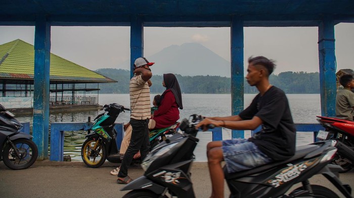 Warga menunggu waktu berbuka puasa di danau Ranu Klakah, Desa Tegalrandu, Kecamatan Klakah, Lumajang, Jawa Timur, Kamis (19/2/2026). Danau seluas 22 hektare yang terbentuk alami dari letusan Gunung Lemongan dengan pemandangan alam berpadu latar gunung tersebut dijadikan salah satu tempat menunggu waktu berbuka bagi warga setempat. ANTARA FOTO/Irfan Sumanjaya