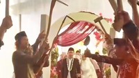 Bukan Pedang Pora, Viral Prosesi Kirab Pengantin 'Cangkul Pora' di Cilacap