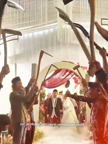 Prosesi kirab pengantin pacul pora di Cilacap, mendadak viral di media sosial.