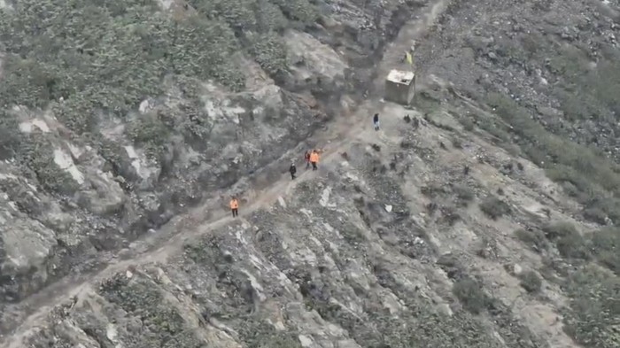 Pantauan gambar udara saat petugas melakukan pencarian korban hilang di sunrise poin Gunung Ijen