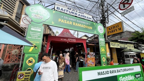 Pintu masuk Pasar Ramadan Kampung Jawa Denpasar di hari pertama puasa, Kamis (19/2/2026).