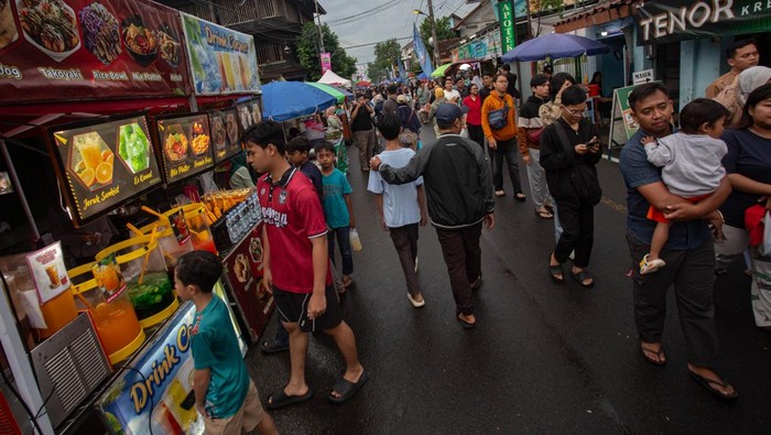 Pengunjung berburu takjil di Pasar Sore Kampung Ramadhan Jogokariyan, Yogyakarta, Rabu (18/2/2026). Pasar sore yang menyajikan berbagai kuliner dari sekitar 360 pedagang itu menjadi salah satu destinasi favorit untuk berburu takjil di Yogyakarta. ANTARA FOTO/Andreas Fitri Atmoko/tom.