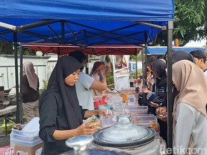 Telur Congkel-Sate Bulayak Primadona Pemburu Takjil di Mataram