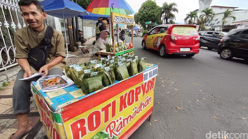 Pedagang roti kopyor di Tasikmalaya sedang menanti pembeli.