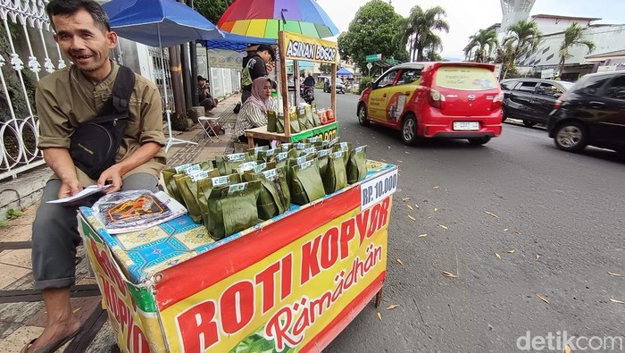 Pedagang roti kopyor di Tasikmalaya sedang menanti pembeli.