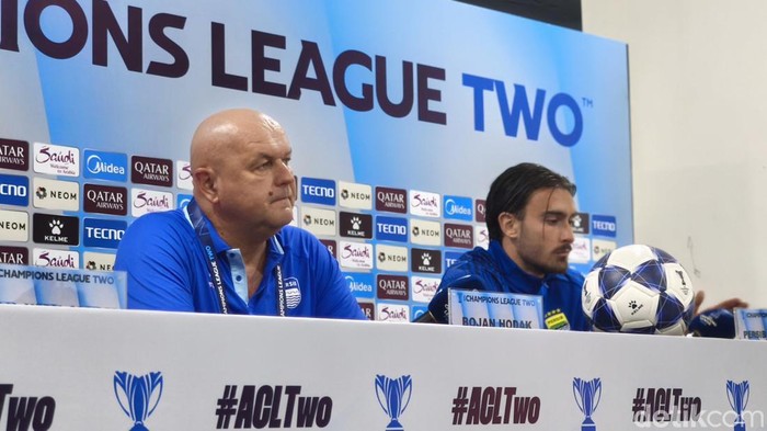 Pelatih Persib Bojan Hodak dan penyerang Andrew Jung.