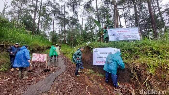 Pemasangan banner dan plang penutupan akses serta objek wisata Nyawang Bandung