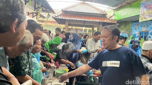 Pembagian bubur Samin di Masjid Darussalam, Jayengan, Solo, Kamis (19/2/2026).