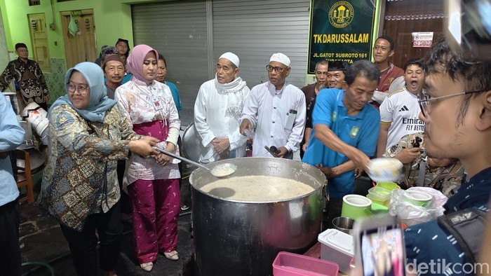 Pembagian bubur Samin di Masjid Darussalam, Jayengan, Solo, Kamis (19/2/2026).
