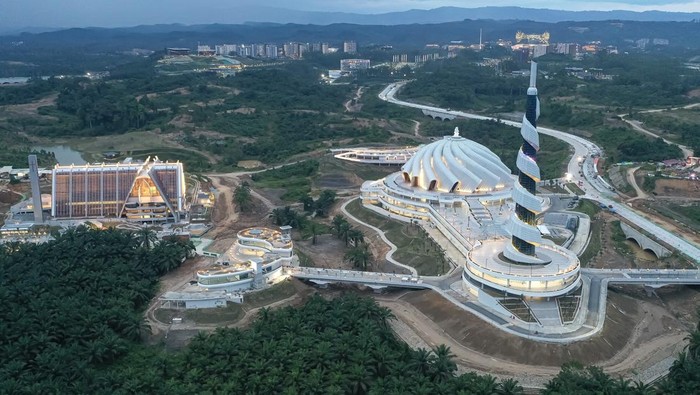 Foto udara Masjid Negara berdampingan dengan Basilika (Gereja Katolik) di kawasan Ibu Kota Nusantara (IKN), Penajam Paser Utara, Kalimantan Timur, Rabu (18/2/2026). Kepala Otorita Ibu Kota Nusantara (OIKN) Basuki Hadimuljono menyatakan pembangunan IKN pada 2026 dipastikan akan menggunakan anggaran Rp6 triliun dari Anggaran Pendapatan dan Belanja Negara (APBN), seiring telah terbitnya Daftar Isian Pelaksanaan Anggaran (DIPA) dari pemerintah pusat untuk sejumlah pembangunan proyek strategis nasional. ANTARA FOTO/M Risyal Hidayat