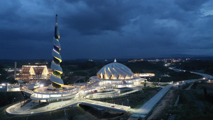 Foto udara Masjid Negara berdampingan dengan Basilika (Gereja Katolik) di kawasan Ibu Kota Nusantara (IKN), Penajam Paser Utara, Kalimantan Timur, Rabu (18/2/2026). Kepala Otorita Ibu Kota Nusantara (OIKN) Basuki Hadimuljono menyatakan pembangunan IKN pada 2026 dipastikan akan menggunakan anggaran Rp6 triliun dari Anggaran Pendapatan dan Belanja Negara (APBN), seiring telah terbitnya Daftar Isian Pelaksanaan Anggaran (DIPA) dari pemerintah pusat untuk sejumlah pembangunan proyek strategis nasional. ANTARA FOTO/M Risyal Hidayat