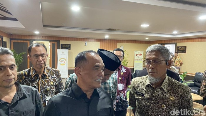 Ketua DPRD Jateng, Sumanto (kiri) dan Sekda Jateng, Sumarno (kanan), di Kantor DPRD Jateng, Kecamatan Semarang Selatan, Kamis (19/2/2026).