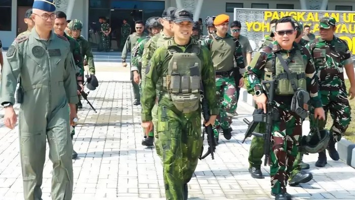 Panglima Komando Gabungan Wilayah Pertahanan III Letjen TNI Bambang Trisnohadi meninjau kesiapan pasukan di Bandara Korowai Batu, Papua Selatan, Kamis (19/2/2026). TNI memastikan pemulihan keamanan di 11 bandara perintis berjalan intensif.