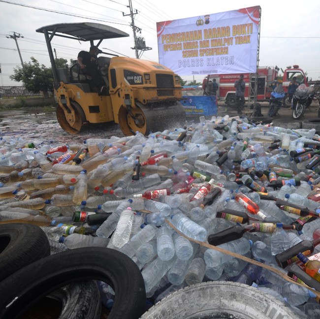 2.775 Botol Miras dan 233 Knalpot Brong Dimusnahkan di Klaten