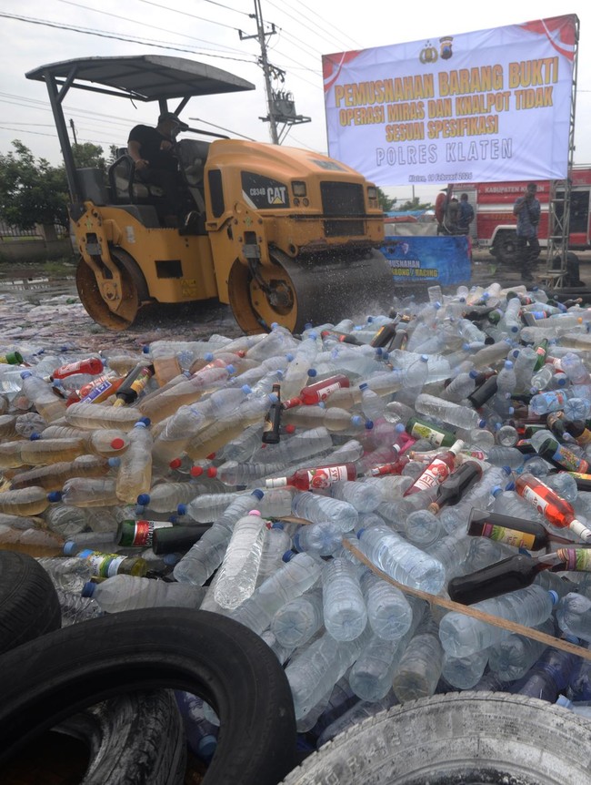 2.775 Botol Miras dan 233 Knalpot Brong Dimusnahkan di Klaten